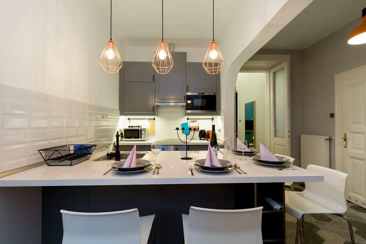 Luxury Twin 1-Bedroom In Kazinczy Street contacts